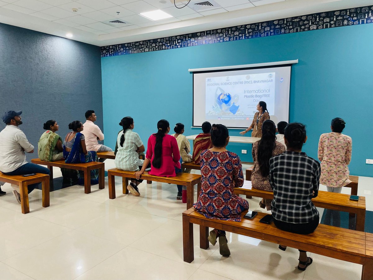 Jaypal_Jadav_11's tweet photo. Today at @RSCBhavnagar, we unite to celebrate #InternationalPlasticBagFreeDay By embracing reusable cotton bags, we take a stand against single-use plastics and protect our planet.  💚 #PlasticBagFreeDay  #SustainableCampus  #GreenBhavnagar https://t.co/CguOvrT597