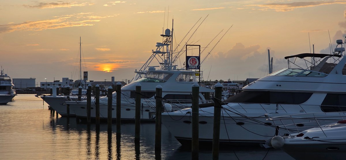 FlaKeysResorts's tweet image. Good morning, my dear friends.

There&apos;s something sacred about the harbor at dawn.

When the whole world feels hushed. Waiting.

I stood there this morning, watching light spill across the water.

Gold touching everything. Making even the ordinary feel precious.

The fishing…