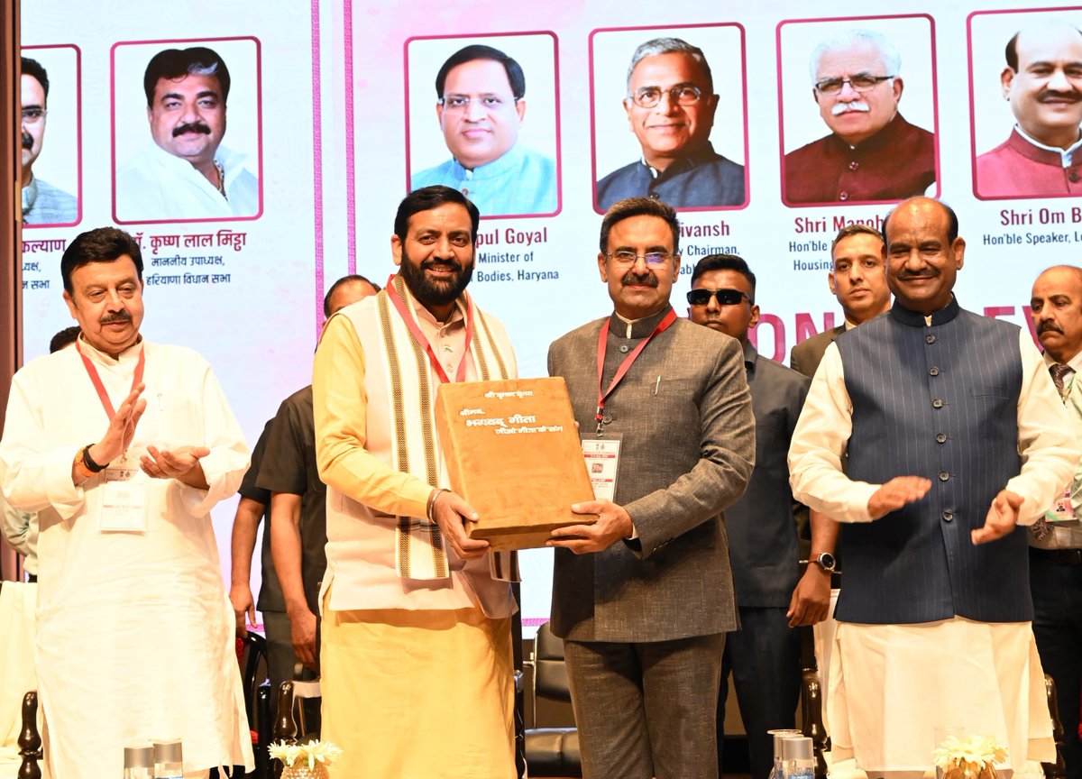 DPR Haryana (@diprharyana) on Twitter photo рдореБрдЦреНрдпрдордВрддреНрд░реА рд╢реНрд░реА <a href="/NayabSainiBJP/">Nayab Saini</a> рдиреЗ рдорд╛рдиреЗрд╕рд░ рдореЗрдВ рд╢рд╣рд░реА рд╕реНрдерд╛рдиреАрдп рдирд┐рдХрд╛рдпреЛрдВ рдХреЗ рдЕрдзреНрдпрдХреНрд╖реЛрдВ рдХреЗ рдкреНрд░рдердо рд░рд╛рд╖реНрдЯреНрд░реАрдп рд╕рдореНрдореЗрд▓рди рдХреЛ рд╕рдВрдмреЛрдзрд┐рдд рдХрд░рддреЗ рд╣реБрдП рдХрд╣рд╛ рдХрд┐ рдпрд╣ рд╣рдорд╛рд░рд╛ рд╕реМрднрд╛рдЧреНрдп рд╣реИ рдХрд┐ рдЗрд╕ рд░рд╛рд╖реНрдЯреНрд░реАрдп рд╕рдореНрдореЗрд▓рди рдХреА рдореЗрдЬрдмрд╛рдиреА рд╣рд░рд┐рдпрд╛рдгрд╛ рдХреЛ рдорд┐рд▓реА рд╣реИред
рдЗрд╕ рд╕рдореНрдореЗрд▓рди рдореЗрдВ рд╣рдо рд╕рдм рдЕрдкрдиреЗ рд▓реЛрдХрддрдВрддреНрд░ рдХреЛ рдордЬрдмреВрдд рдХрд░рдиреЗ рддрдерд╛ рд░рд╛рд╖реНрдЯреНрд░ рдирд┐рд░реНрдорд╛рдг рдореБрдЦреНрдпрдордВрддреНрд░реА рд╢реНрд░реА <a href="/NayabSainiBJP/">Nayab Saini</a> рдиреЗ рдорд╛рдиреЗрд╕рд░ рдореЗрдВ рд╢рд╣рд░реА рд╕реНрдерд╛рдиреАрдп рдирд┐рдХрд╛рдпреЛрдВ рдХреЗ рдЕрдзреНрдпрдХреНрд╖реЛрдВ рдХреЗ рдкреНрд░рдердо рд░рд╛рд╖реНрдЯреНрд░реАрдп рд╕рдореНрдореЗрд▓рди рдХреЛ рд╕рдВрдмреЛрдзрд┐рдд рдХрд░рддреЗ рд╣реБрдП рдХрд╣рд╛ рдХрд┐ рдпрд╣ рд╣рдорд╛рд░рд╛ рд╕реМрднрд╛рдЧреНрдп рд╣реИ рдХрд┐ рдЗрд╕ рд░рд╛рд╖реНрдЯреНрд░реАрдп рд╕рдореНрдореЗрд▓рди рдХреА рдореЗрдЬрдмрд╛рдиреА рд╣рд░рд┐рдпрд╛рдгрд╛ рдХреЛ рдорд┐рд▓реА рд╣реИред
рдЗрд╕ рд╕рдореНрдореЗрд▓рди рдореЗрдВ рд╣рдо рд╕рдм рдЕрдкрдиреЗ рд▓реЛрдХрддрдВрддреНрд░ рдХреЛ рдордЬрдмреВрдд рдХрд░рдиреЗ рддрдерд╛ рд░рд╛рд╖реНрдЯреНрд░ рдирд┐рд░реНрдорд╛рдг
