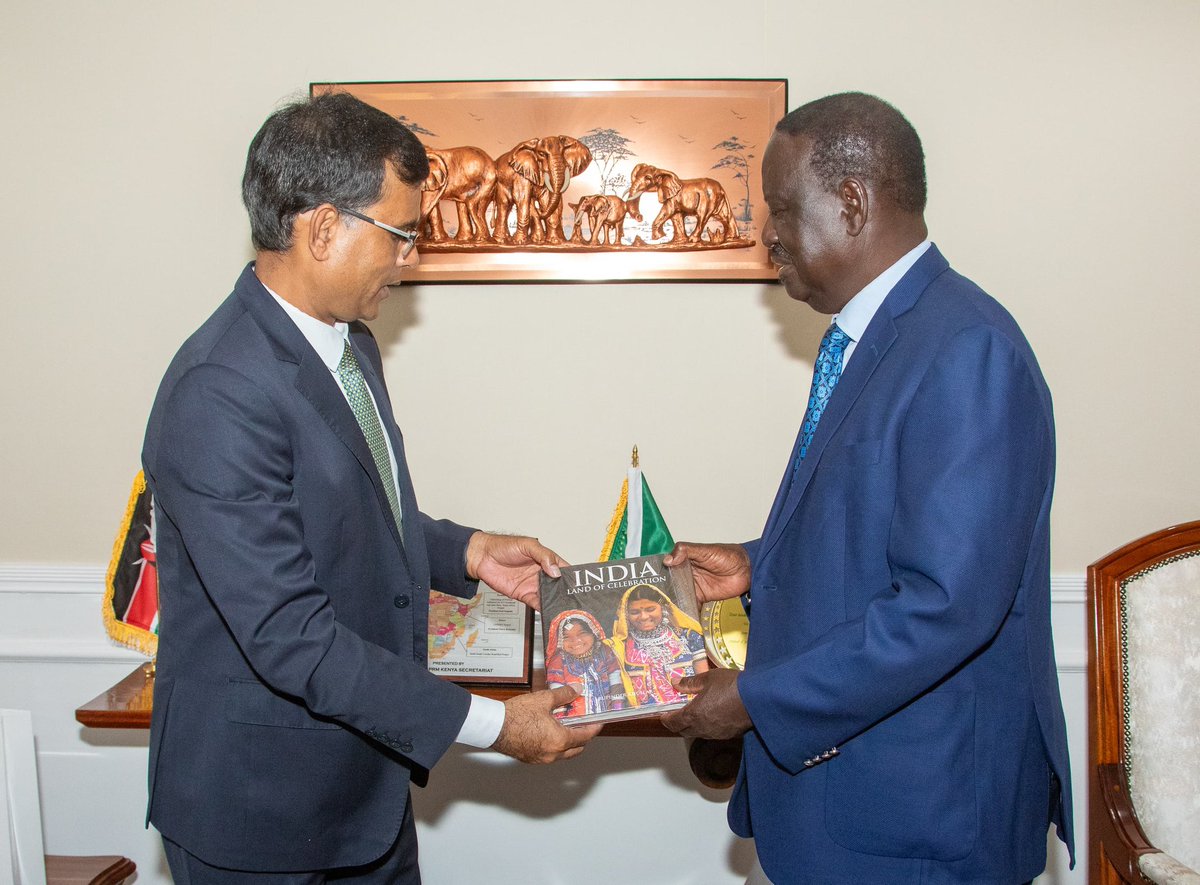 RailaOdinga's tweet image. I have had a fruitful meeting with Ag. Indian High Commissioner, Mr. Sushil Prasad. We discussed the historic bond of friendship and cooperation between Kenya and India, which dates back to before colonial times. It's heartening to see our nations continue to strengthen ties and…