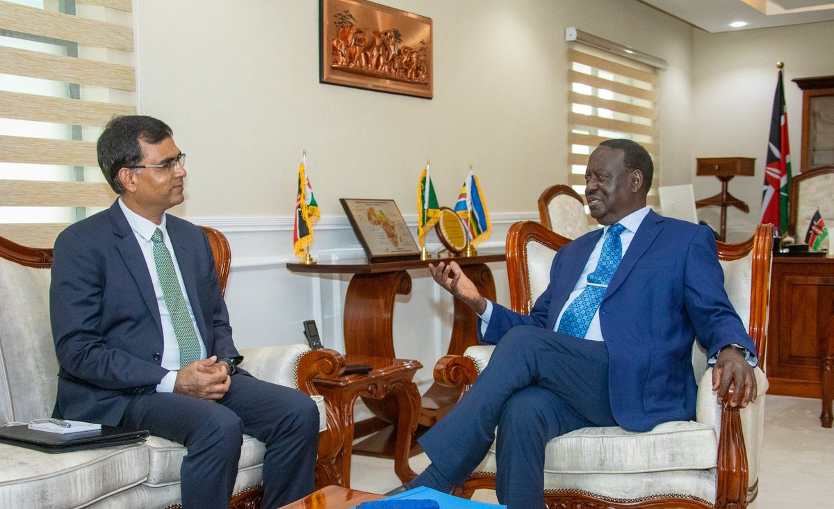 RailaOdinga's tweet image. I have had a fruitful meeting with Ag. Indian High Commissioner, Mr. Sushil Prasad. We discussed the historic bond of friendship and cooperation between Kenya and India, which dates back to before colonial times. It's heartening to see our nations continue to strengthen ties and…