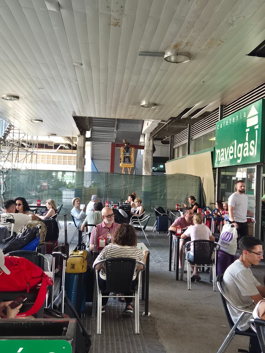Luz Rodriguez (@rodriguezluz_) on Twitter photo La gente comiendo entre obras en Chamartín <a href="/Adif_es/">Adif</a> La gente comiendo entre obras en Chamartín <a href="/Adif_es/">Adif</a>