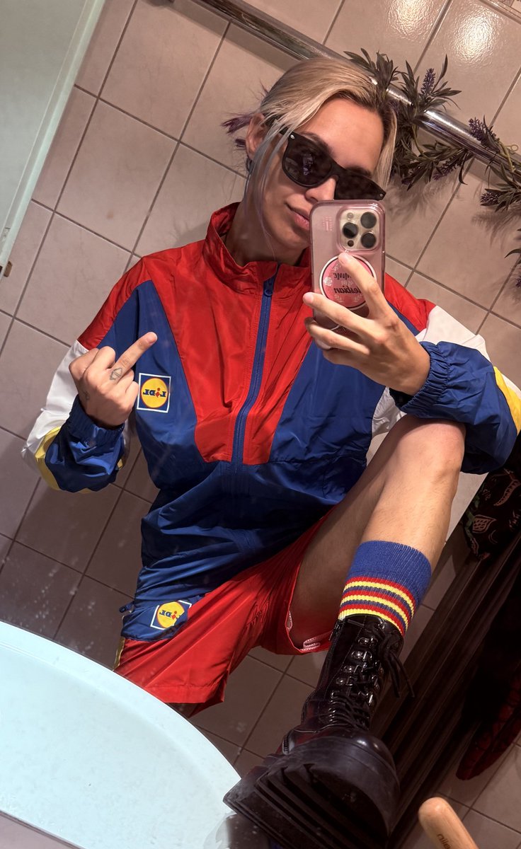 JessMunsonQuinn's tweet image. MY OUTFIT CAME 😂 Toothpaste caught in the lidl 💙💛❤️