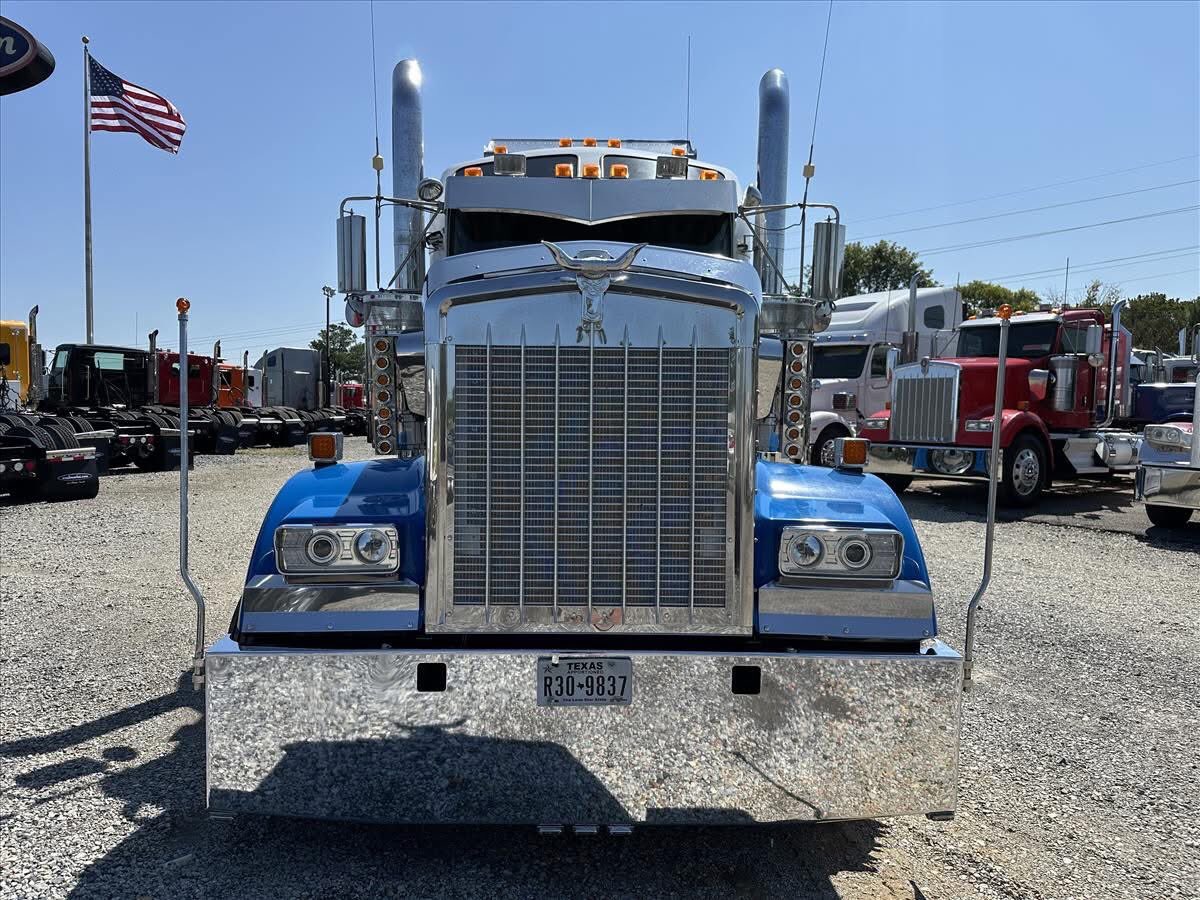 RandyT110's tweet photo. This week we are featuring a 2007 Kenworth Limited Edition Pendleton Studio for sale. 

Only 154,000 Original Miles ~ Pre Emission CAT C15 ~ 550 HP ~ 18 Speed ~ All Aluminum Wheels ~ Only One Owner ~ Pendleton Limited Edition Interior ~ 86in Studio with Couch ~ 10 Brand New Tires https://t.co/Lm0dUImvqi