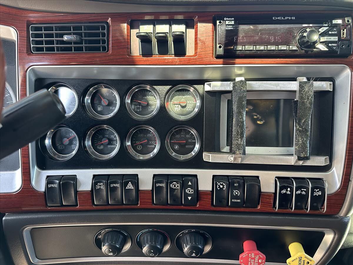 RandyT110's tweet photo. This week we are featuring a 2007 Kenworth Limited Edition Pendleton Studio for sale. 

Only 154,000 Original Miles ~ Pre Emission CAT C15 ~ 550 HP ~ 18 Speed ~ All Aluminum Wheels ~ Only One Owner ~ Pendleton Limited Edition Interior ~ 86in Studio with Couch ~ 10 Brand New Tires https://t.co/Lm0dUImvqi