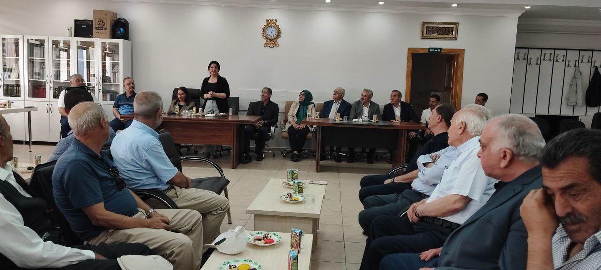 PervinBuldan's tweet image. Van’da Il örgütümüz, İl Eşbaşkanlarımız ve Milletvekillerimizle birlikte yöre Derneklerini ziyaret ediyoruz. Tillo’lular Dernegi yönetim ve üyelerine misafirperverliklerinden dolayı teşekkür ediyoruz.