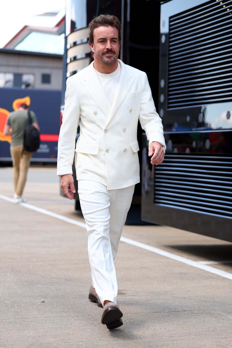 DAZN_ES's tweet photo. Se te va cayendo la clase de los bolsillos, @alo_oficial 🕴️

Algo grande se viene en Silverstone https://t.co/D4B6x12p3d