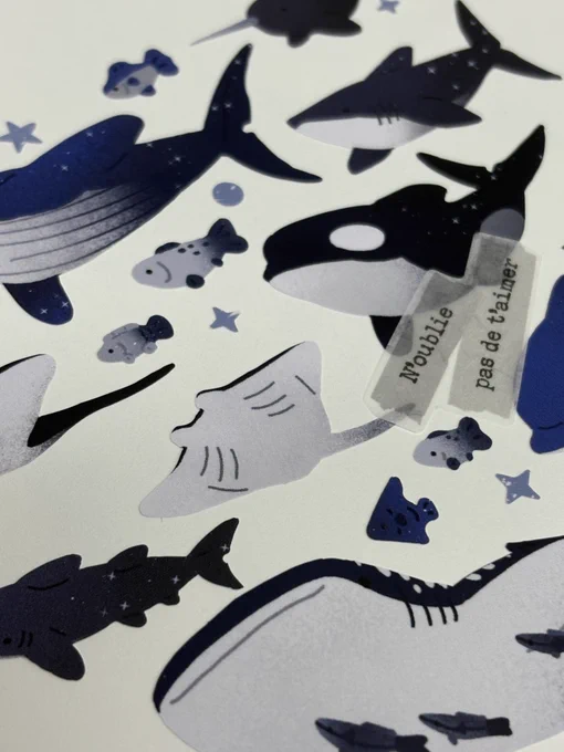 푸른 행진 March of Blue ˚₊‧꒰ა ☆ ໒꒱‧₊˚ ✦ 100x130mm | 무광 코팅 | 1매입 | 씰스티커 마켓 오픈: 7월 5일 밤 10시 트웬티 꿈꾸는 아이들의 힘찬 행진이 시작돼요 다양한 바다 친구들의 모습을 담아 푸르고 잔잔한 여름을 표현했답니다:) 이번 씰스티커는 박을 넣는대신