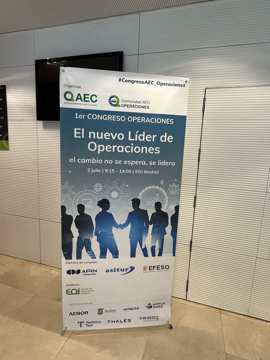 🗣️"Las competencias que se necesitan en los profesionales actuales son las denominadas híbridas. Los cambios son vertiginosos por lo que hay que reinventarse constantemente" <a href="/Ecmiro/">Emilio Cabanes</a> en el #CongresoAEC_Operaciones <a href="/aec_es/">AEC</a> hoy en EOI Madrid.