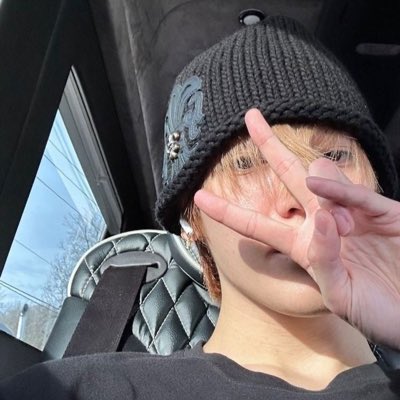 นนท์ '🦦 tweet media