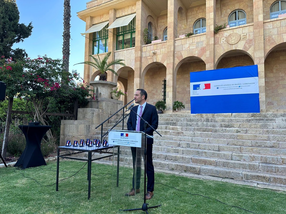 FranceJerusalem's tweet photo. Accueil par le Consul général de France à Jérusalem des lauréats du baccalauréat 2025 du Lycée français de Jérusalem. Un grand bravo à eux, à leurs enseignants et à toute la communauté éducative de l’établissement. 100% de réussite, 92 % de mentions et une élève qui bénéficiera d’une bourse France Excellence Major pour étudier en France au regard de son brillant parcours ! Avec l’appui de @FranceJerusalem et @aefeinfo , ils ont réussi à passer les épreuves du bac dans des conditions très dures et même dans les abris en raison de la guerre. Chapeau ! 👏