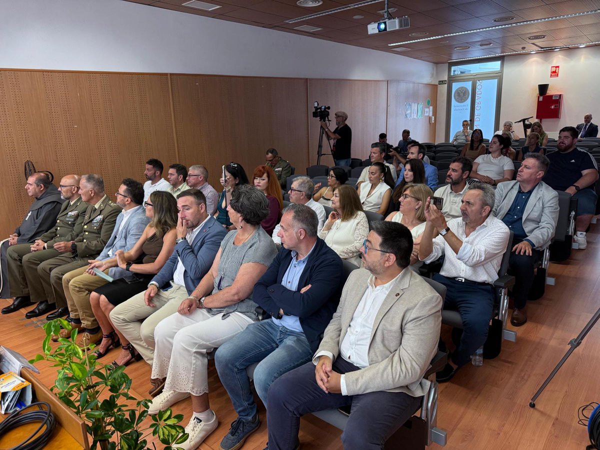 📢 José Luis Gómez Urquiza ha tomado posesión como decano de <a href="/FacSaludCeuta/">Facultad de Ciencias de la Salud de Ceuta</a> 

🔴 El acto ha estado presidido por el rector, <a href="/PedroMercadoUGR/">Pedro Mercado UGR</a> , y ha contado con la presencia de <a href="/SdelBarrio/">Salvador del Barrio</a> , vicerrector Campus de #Ceuta y #Melilla, Planif. Estrateg. y Com.

canal.ugr.es/noticia/fotos-…