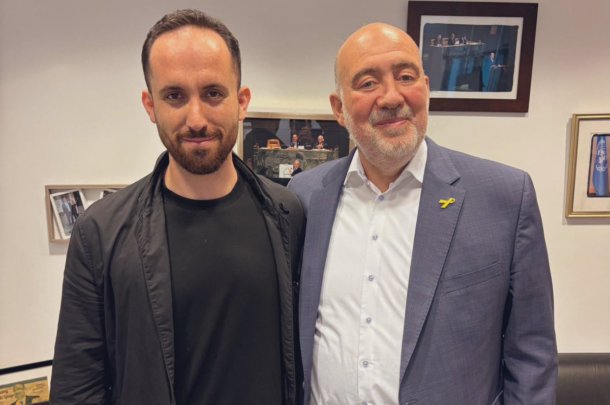Ron_Prosor's tweet image. Herzlicher Austausch beim Kaffee: Heute traf ich den wunderbaren Pianisten Igor Levit @igorpianist zu einem Gespräch über Musik, Haltung und Menschlichkeit. Danke für Deine klare, mutige Stimme und Deine Solidarität – und die Inspiration, die weit über die Musik hinausreicht.…
