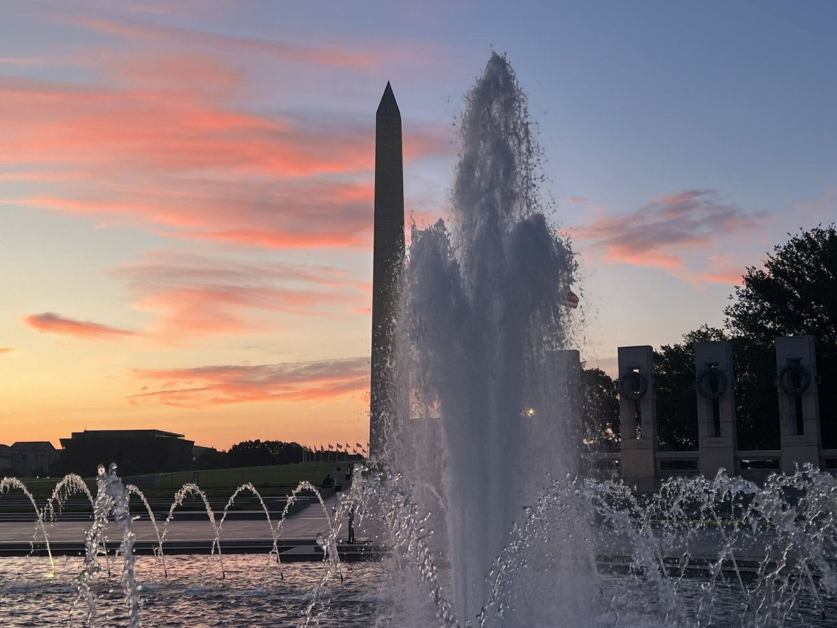 RiverGirl707's tweet image. #Sunrise on Thursday over #DC! @capitalweather @KaitlynMcGrath