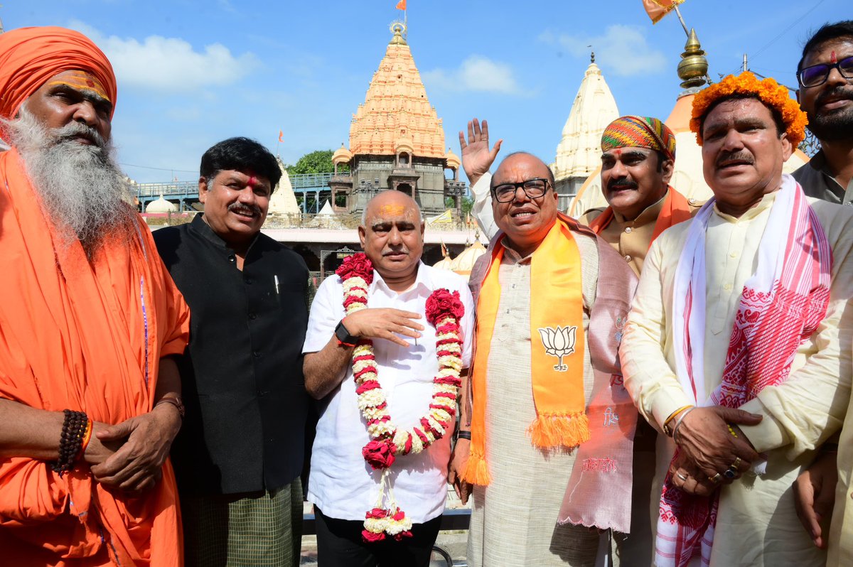 Hkhandelwal1964's tweet photo. आकाशे तारके लिंगम्,पाताले हाटकेश्वर।
म्रृत्युलोके च महाकालं,त्रयलिंगम् नमोस्तुते।।

@BJP4MP के प्रदेश अध्यक्ष की जिम्मेदारी संभालने के उपरांत आज उज्जैन स्थित भूतभावन बाबा महाकालेश्वर के दर्शन कर आशीर्वाद लिया।

बाबा महाकाल से मध्य प्रदेश एवं राष्ट्र की उन्नति, जनकल्याण और सभी के सुख, स्वास्थ्य एवं समृद्धि की मंगल कामना करता हूँ।

जय श्री महाकाल!