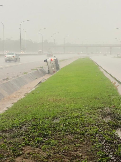 Driving in the rain with tyres below the legal tread depth puts you at an increased risk of experiencing the particularly hazardous and frightening phenomenon of aquaplaning. #Aquaplaning #TreadDepth