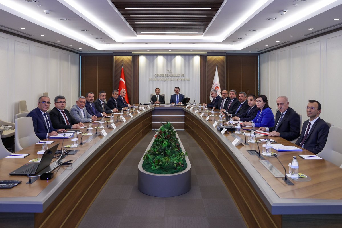 KverSemih's tweet photo. Elazığ’ımızın çok önemli bir sorununu daha çözmeye çok yakınız..

Sn.Bakanlarımız @murat_kurum ve @mfatihkacir Başkanlığında toplanarak Elazığ Çimento Fabrikasının şehir dışına taşınması konusunu ilimiz protokolü ve fabrika yetkililerinin katılımı ile görüştük. 

Zoru başarırız, imkansız zaman alır. 
Allah devletimize zeval vermesin.