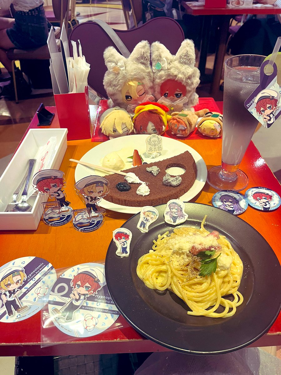Crescent_Avalon's tweet image. アクスタと缶バッジ2個ずつ買って自引きした😭運良すぎでは……！