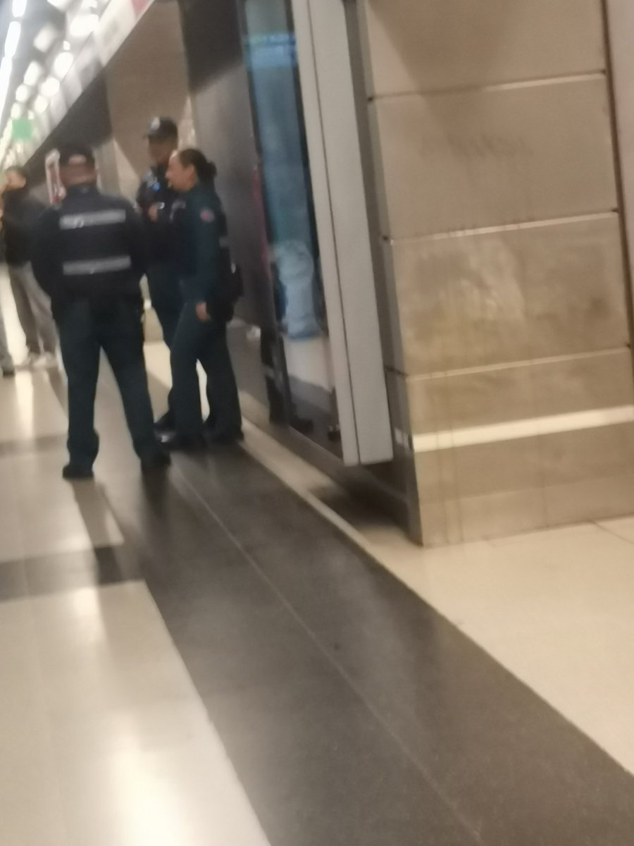 gvascal's tweet photo. @metrodesantiago @JusticiayRespe Por que Metro permite que la gente evada el pago en los torniquetes teniendo personal parados todas las mañanas en lugares de poca relevancia, en vez de pararse frente a los torniquetes su sola presencia haría que no evadieran el pago. https://t.co/jAoMBK07xR