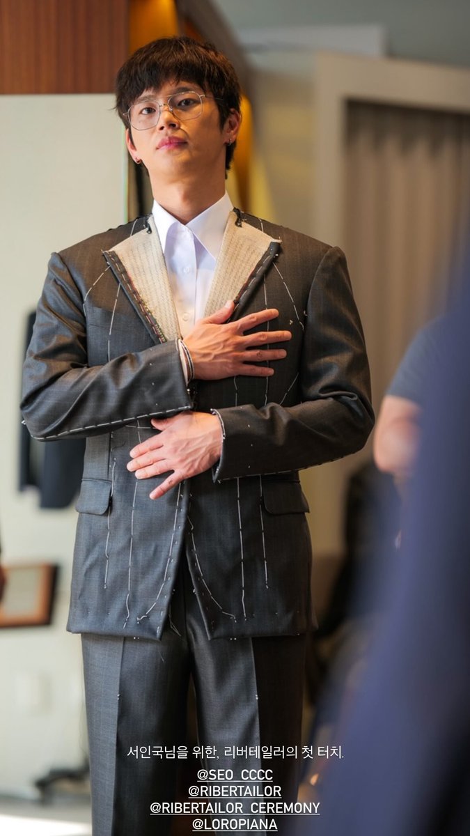 어깨 봐
목 봐
손등에 핏줄 봐
손가락 봐
두툼 허리 봐
허벅지 봐
얼굴 봐