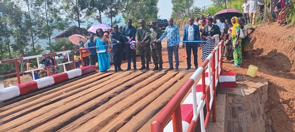 GicumbiDistrict's tweet image. Mu Murenge wa Mutete, Akagari ka #Kabeza, hatashywe ikiraro cya Kabasega cyubatswe muri Citizen Outreach. Umuyobozi w'Akarere @NzabonimpaEmmy yashimiye ubuyobozi bwiza burangajwe imbere na Nyakubahwa HE @PaulKagame, anibutsa abaturage gukora cyane no gusigasira ibyagezweho.