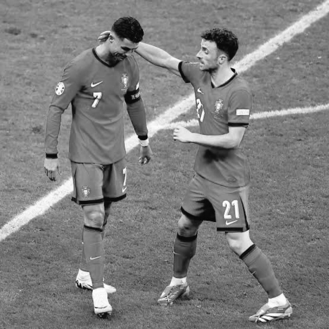 Bin wirklich schock gerade. Er hat vor paar Wochen noch erst die Nations league gewonnen und paar tage danach geheiratet und jetzt mit 28 verstorben. 
So plötzlich kann es manchmal gehen, rip Diogo jota 🙏🏻