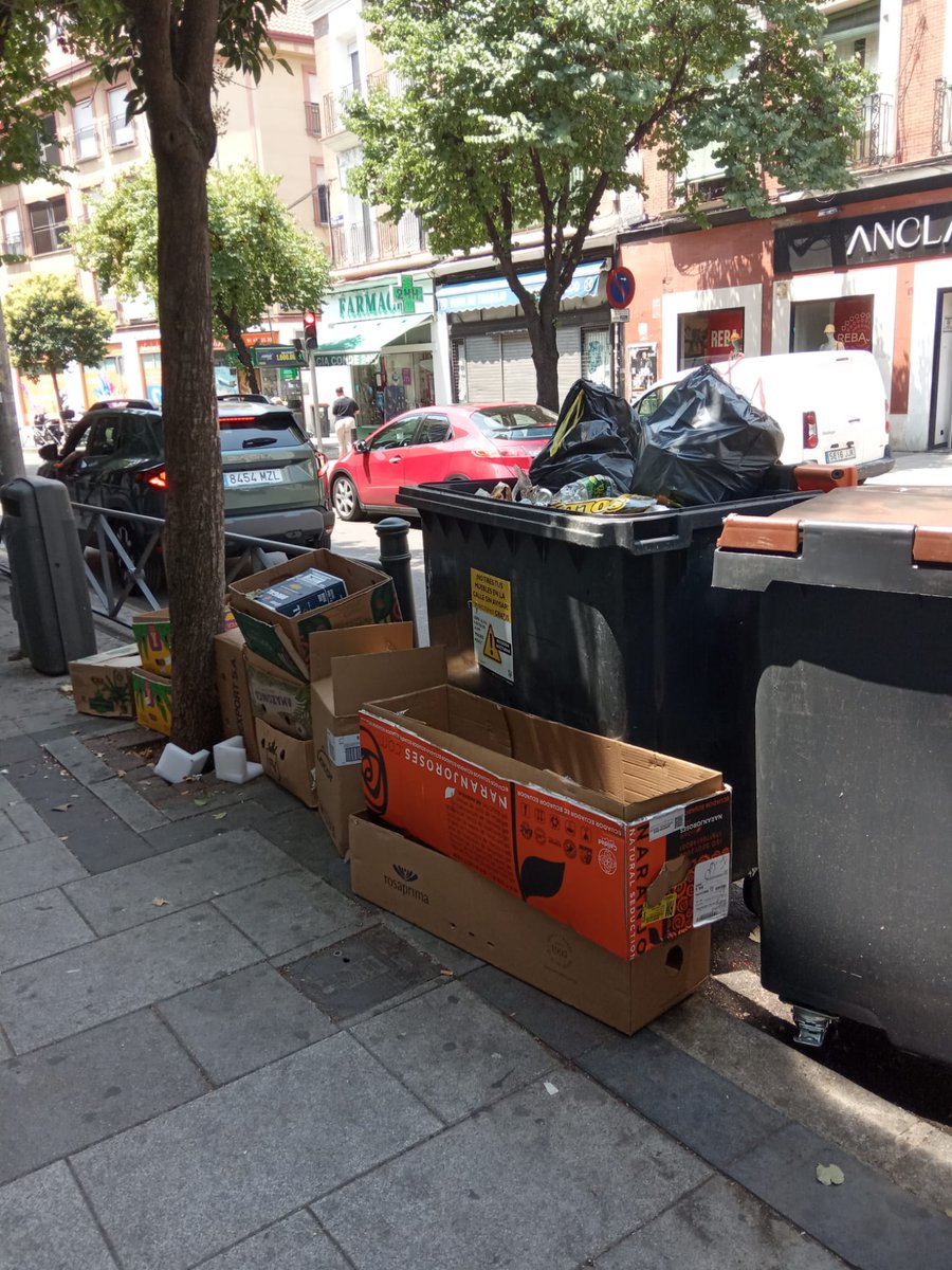 Vallecas Bulevar (@vallecasbulevar) on Twitter photo Otro melón en el barrio: las tropecientas fruterías que dejan toda su basura apilada obstruyendo el paso, sin que NADIE del <a href="/MADRID/">Ayuntamiento Madrid</a> multe. Es una vergüenza este pasotismo. Se nota que no pisan barrio obrero. Esto es "gobernar"?
#VallecasEstáSucio
#MadridMereceAlgoMejor Otro melón en el barrio: las tropecientas fruterías que dejan toda su basura apilada obstruyendo el paso, sin que NADIE del <a href="/MADRID/">Ayuntamiento Madrid</a> multe. Es una vergüenza este pasotismo. Se nota que no pisan barrio obrero. Esto es "gobernar"?
#VallecasEstáSucio
#MadridMereceAlgoMejor