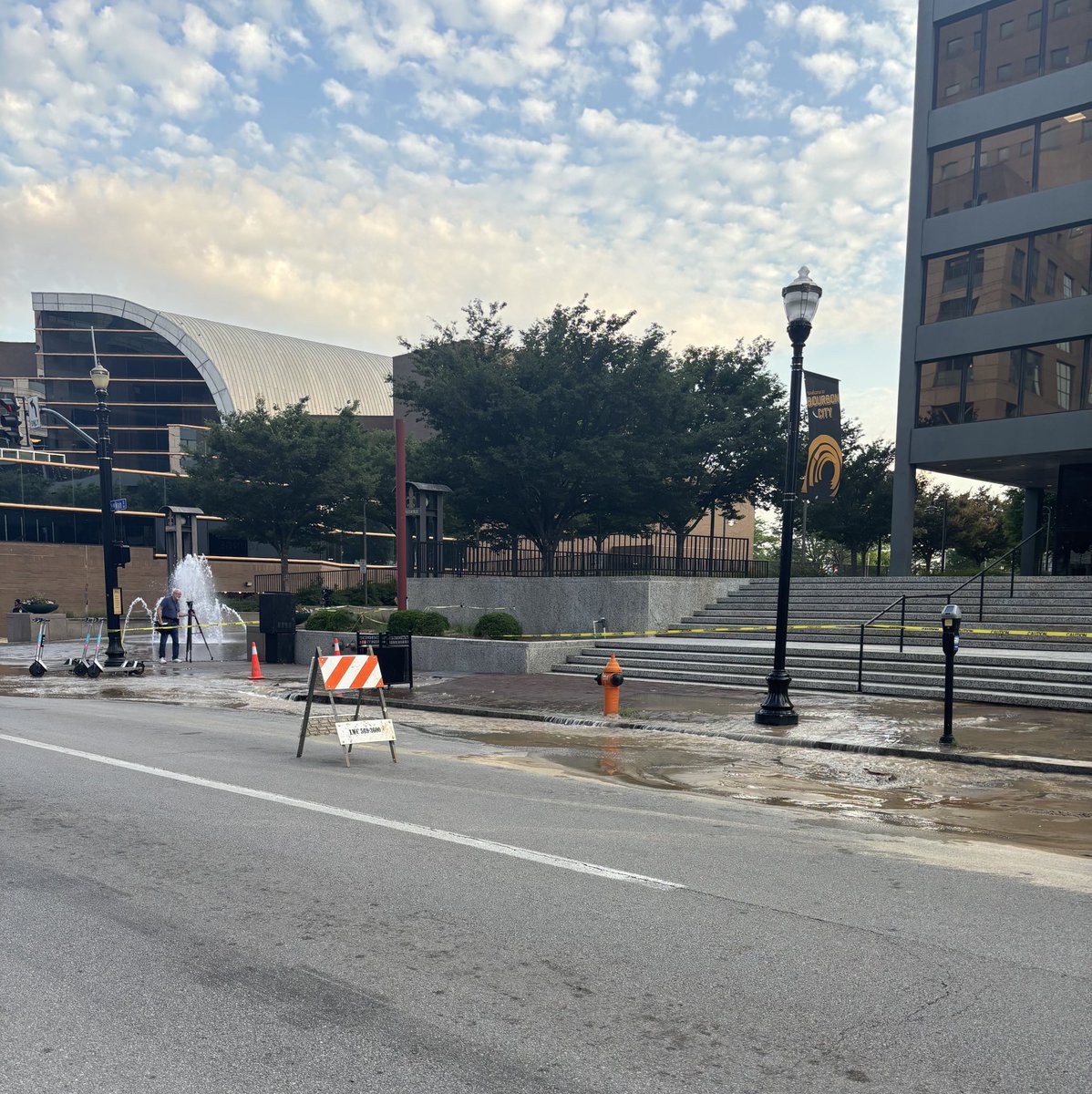 ⚠️Heads up, downtown Louisville! 
Our crews are repairing a water main break near Fifth and Main streets. Drivers should plan for alternate routes along Main Street as our crews work to repair the main. We apologize for the inconvenience and thank you for your patience.