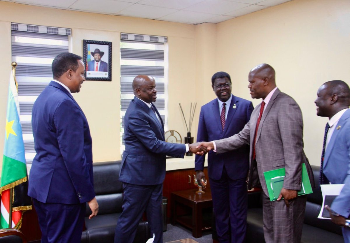 DrWorkneh's tweet image. Held productive consultations with H.E. Dr. Benjamin Bol Mel Kuol, Vice President and Chairperson of the Economic Cluster of the Republic of South Sudan. We discussed key issues related to collaborative peace efforts and the implementation of the Revitalized Agreement on the…