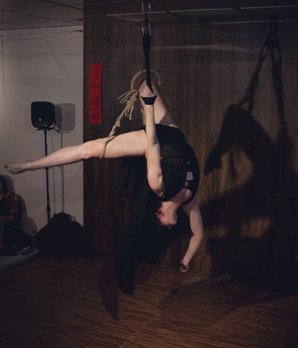 🎭 貓樓之友注意！7/11晚上，貓樓上的Noir_Fix / 憶思將替這個屬於女性的夜晚獻出表演，表演將是全新的內容，強烈推薦大家去欣賞她們獨特的能量與美學。

【活動名稱】
蓬萊かすみ－台灣初登場
繩縛演出【女繩】
日期：2025年7月11日（五）
時間：20:00 開始
<a href="/Naxjarope/">欸眯 Charrrrrrrrr Noir_fix</a>
<a href="/Yisi_selfties/">Yisi Selfties</a>
報名連結下收