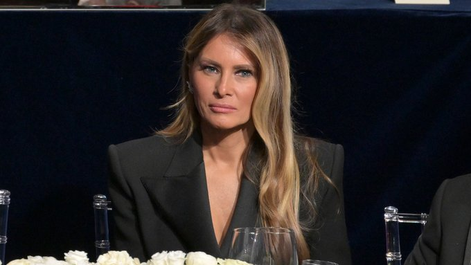 ActualidadRT's tweet photo. ¿Melania podría ser deportada?🧐

Exigen la deportación de la esposa de Trump. Miles de ciudadanos han firmado una petición.

Conozca los detalles👇
https://t.co/CTbICa4WC9 https://t.co/CmPQNUfq41