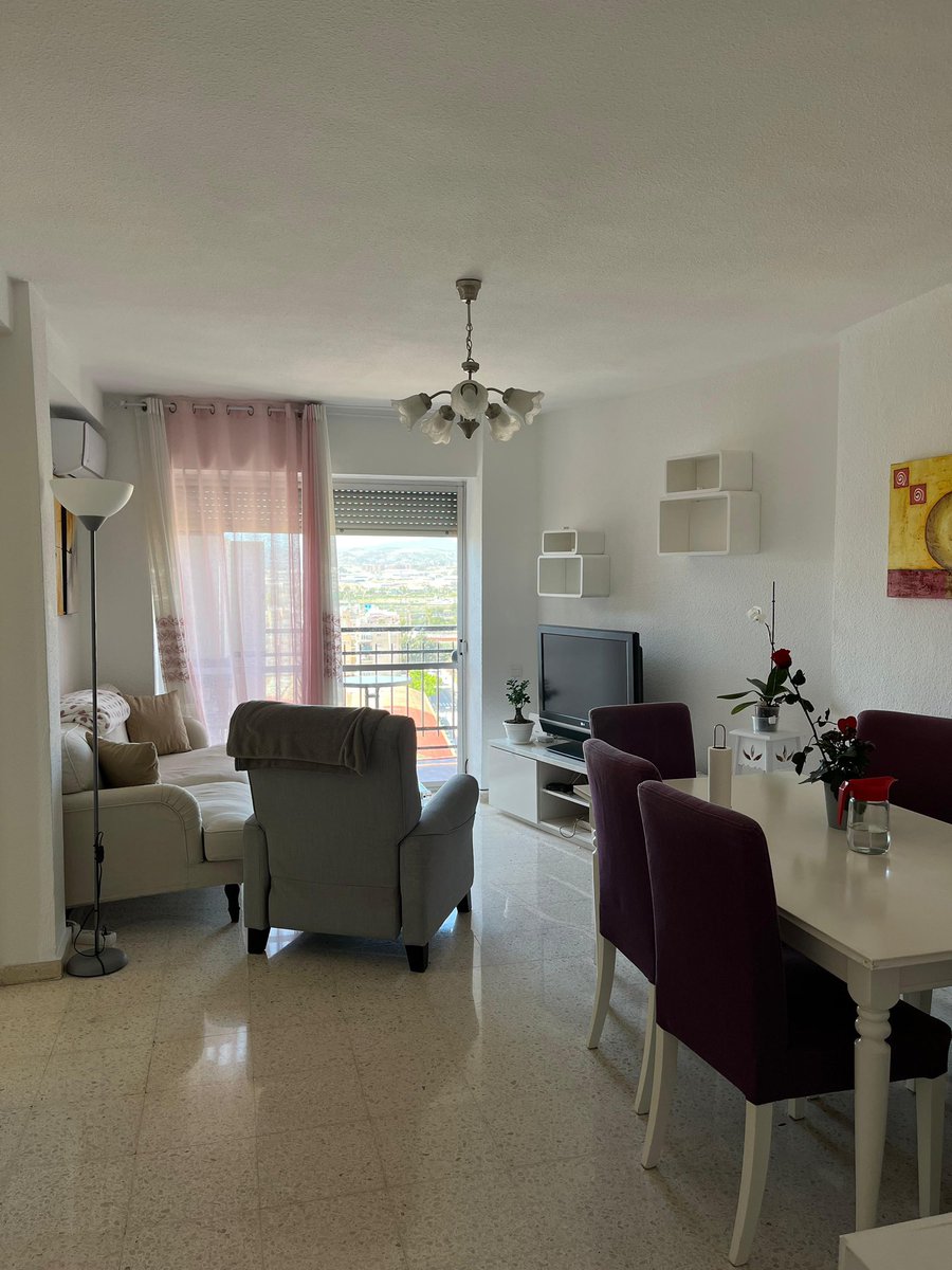 Hola! Somos 2 chicas de 27 años en Málaga y buscamos compi de piso que trabaje, ordenada y con buen rollo!🥰
La habitación con cama de 90 y escritorio. 
Puerta Blanca, al lado del Mercadona y del metro.
Entrada desde Agosto. 
Precio 325€
Hablamos por insta <a href="/tamaraartiles/">TAMARA</a>