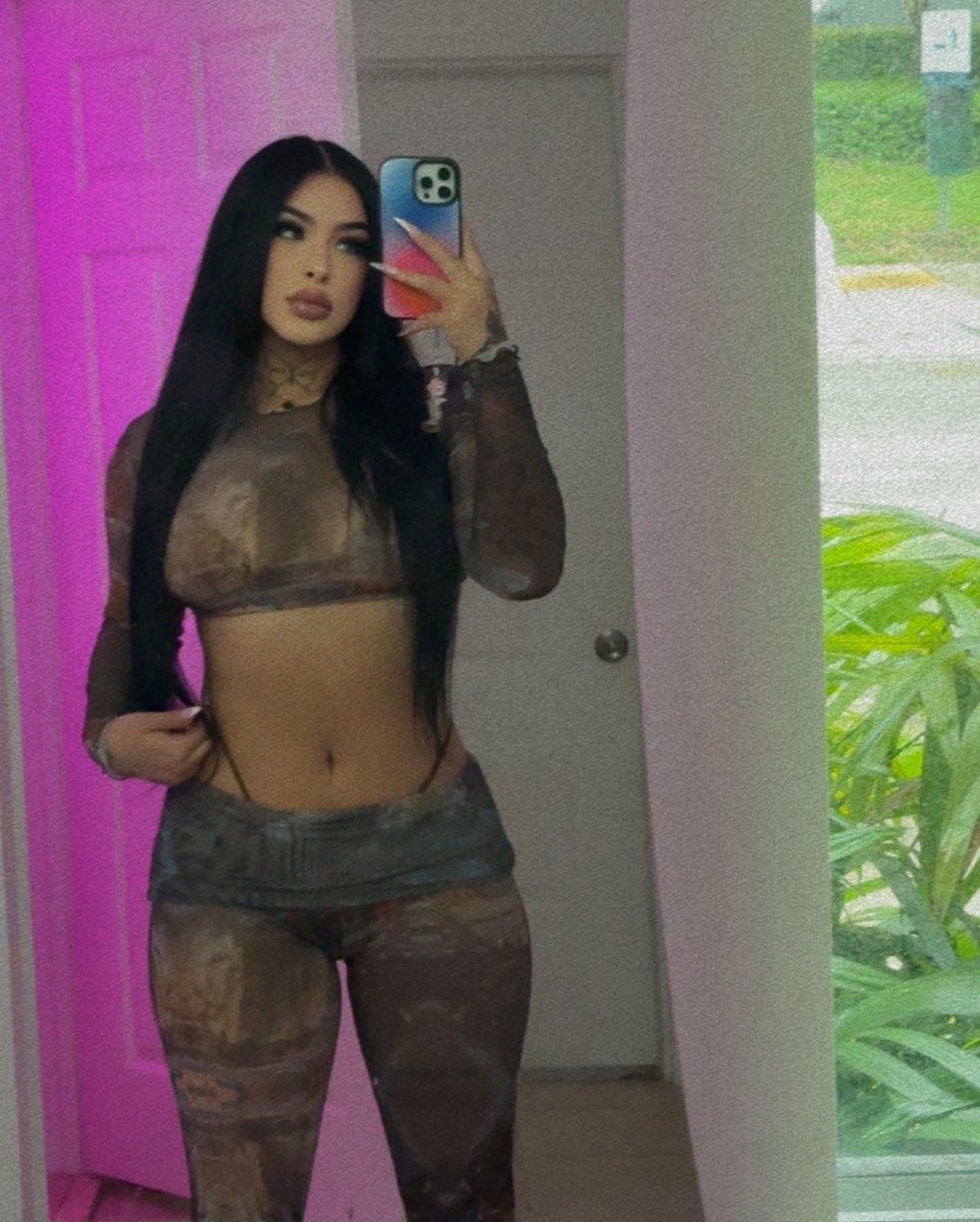 Good morningggg💓 feeling generous 
RT and Like for the nude version 👀