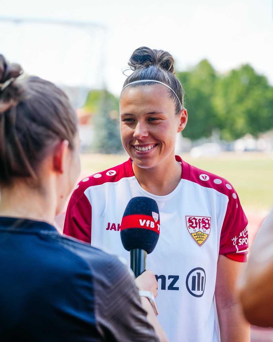 VfB_Frauen's tweet image. „Freue mich auf die Saison“ 📽

Torjägerin Nicole #Billa und Cheftrainer Heiko #Gerber geben bei VfB TV Einblicke in die ersten Trainingstage in Bad Cannstatt.
🎬 Zum #VfBTV-Interview: go.vfb.de/news6493

#VfBFrauen | #VfB