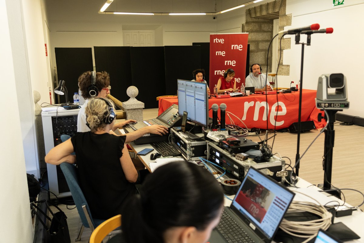 Cursos de Verano UCM (@cursosveranoucm) on Twitter photo Radio Nacional de España (<a href="/rne/">Radio Nacional</a>) participa un año más en los #CursosVeranoUCM con el curso “RNE: la radio en evolución”.
Combinan emisiones en directo y talleres prácticos con profesionales como Ángel Carmona (<a href="/carmouna/">Ángel Carmona</a>), Mamen Asencio (<a href="/MamenAsencio/">Mamen Asencio</a>) y Virginia Díaz Radio Nacional de España (<a href="/rne/">Radio Nacional</a>) participa un año más en los #CursosVeranoUCM con el curso “RNE: la radio en evolución”.
Combinan emisiones en directo y talleres prácticos con profesionales como Ángel Carmona (<a href="/carmouna/">Ángel Carmona</a>), Mamen Asencio (<a href="/MamenAsencio/">Mamen Asencio</a>) y Virginia Díaz