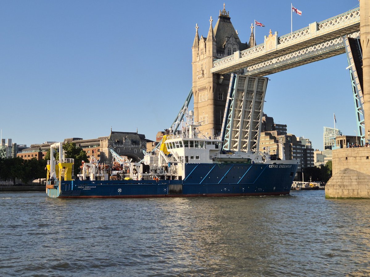 GeraldM64883070's tweet photo. A fine evening departure for CEFAS Endeavour yesterday. @CefasGovUK @TowerBridge #pooloflondon #shipsinpics #riverthames #thamespath https://t.co/OSZ6GJrmia