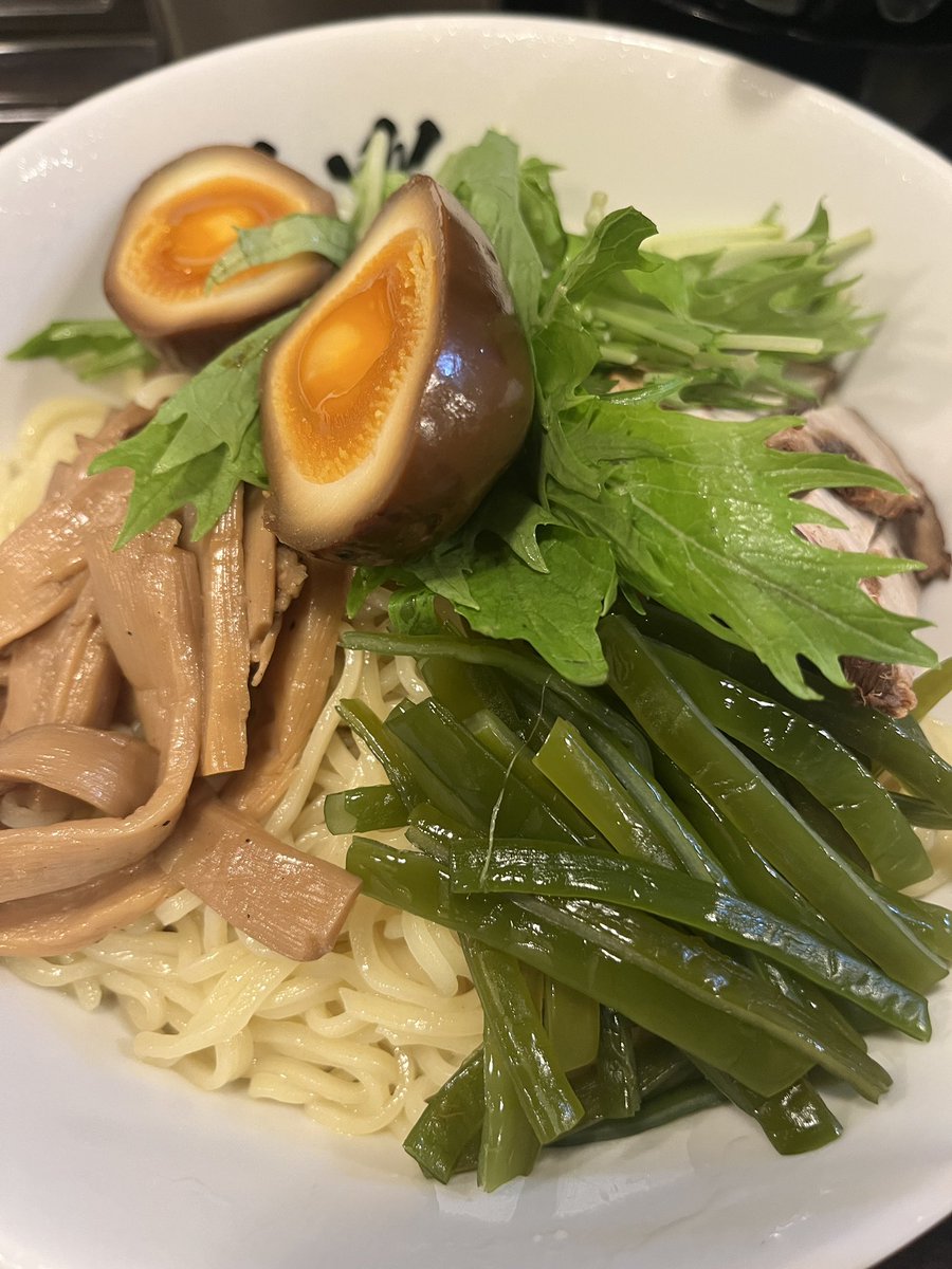 近所にあるラーメン道楽。コロナ禍においても休むことなく営業を続けていてアグレッシブだなあと思っていたけど、密かに通っていた。夜やってる店がなくてほんと助かった。あの時の恩返しにまた通ってます。なんか癖になるんだよなあ。あとここは妙に女性客多め。