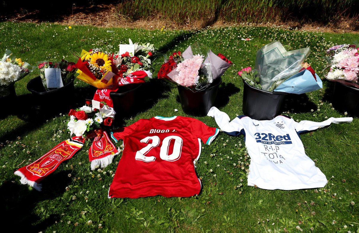 TouchlineX's tweet photo. Liverpool fans have placed flowers and other tributes around Anfield, after the death of Diogo Jota. https://t.co/GAnXeFEfYM