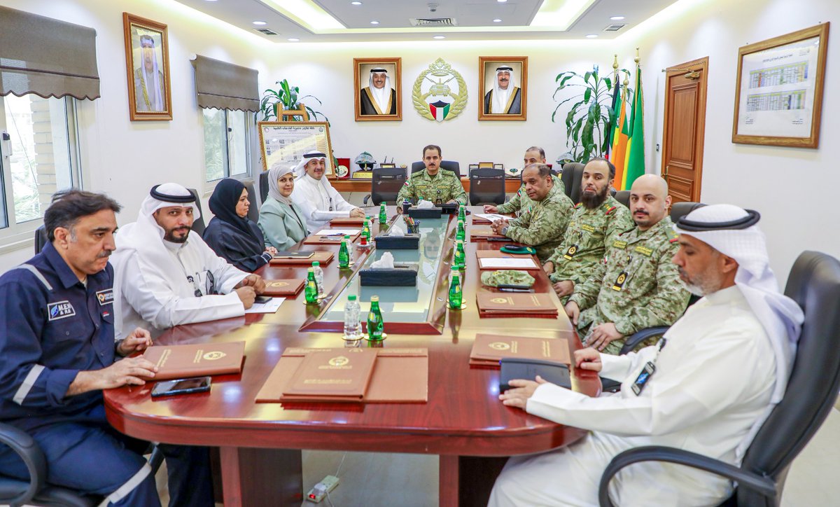 المعاون للإسناد الإداري يستقبل وفداً من وزارة الكهرباء والماء والطاقة المتجددة

استقبل المعاون للإسناد الإداري اللواء مهندس عصام نايف عصام وفداً من وزارة الكهرباء والماء والطاقة المتجددة، برئاسة الوكيل المساعد بالتكليف للخدمات الفنية والمشاغل الرئيسية
المهندس فلاح عبدالله