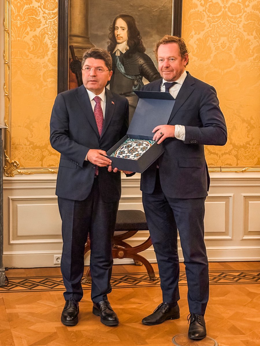 David van Weel (@ministerjenv) on Twitter photo Ontmoeting met de Turkse Minister van Justitie <a href="/yilmaztunc/">Yılmaz TUNÇ</a>. Samen bestrijden we uiteenlopende vormen van criminaliteit. Vandaag kon ik hem gestolen cultureel erfgoed teruggeven. Dankzij het werk van een professioneel team in Oost-Nederland is dat opgespoord en in beslag genomen. Ontmoeting met de Turkse Minister van Justitie <a href="/yilmaztunc/">Yılmaz TUNÇ</a>. Samen bestrijden we uiteenlopende vormen van criminaliteit. Vandaag kon ik hem gestolen cultureel erfgoed teruggeven. Dankzij het werk van een professioneel team in Oost-Nederland is dat opgespoord en in beslag genomen.