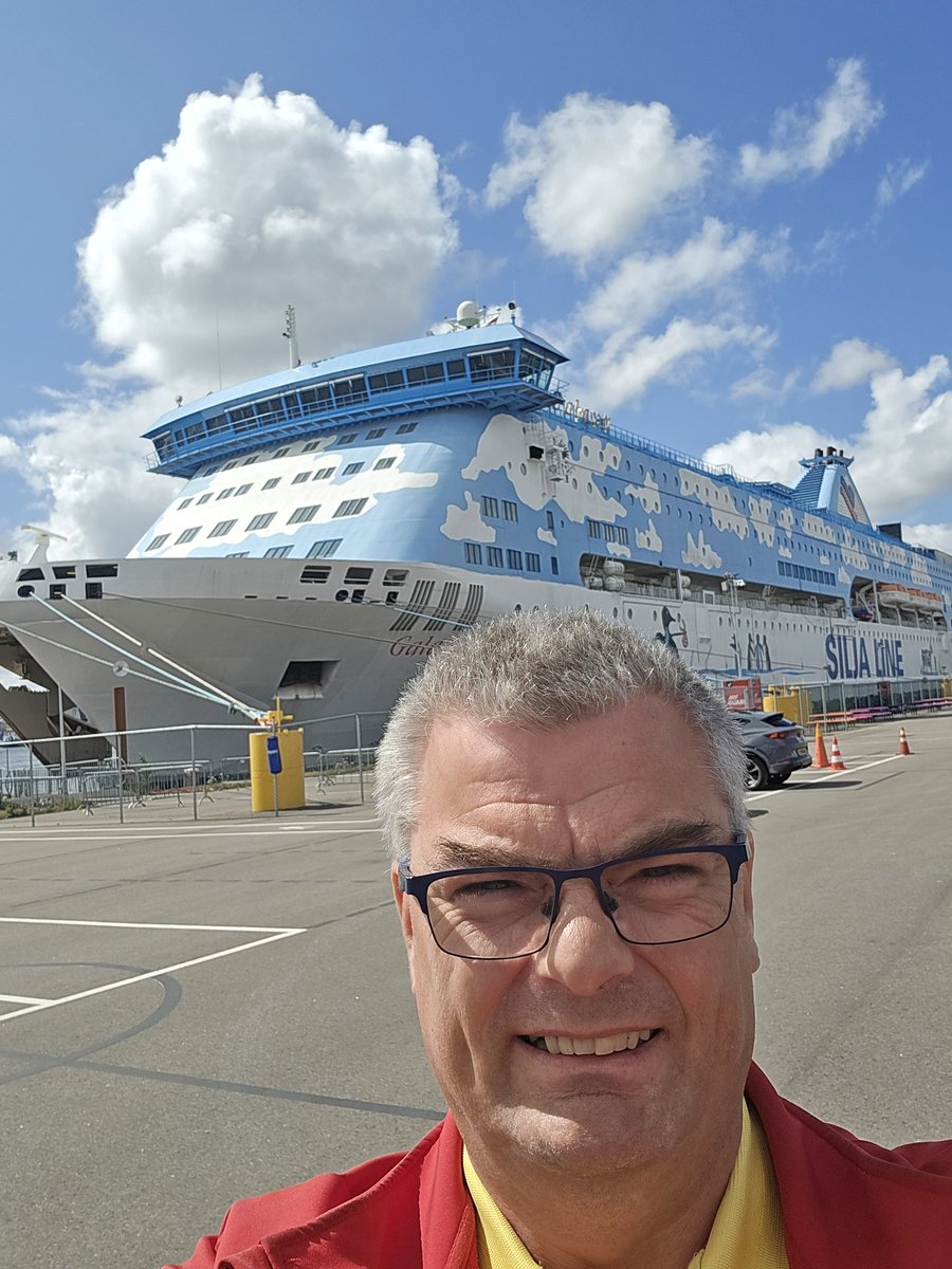 Vandaag namens <a href="/rbamsterdam/">Reddingsbrigade Amsterdam</a> overleg gehad bij het <a href="/COAnl/">Centraal Orgaan opvang asielzoekers (COA)</a> Amsterdam, locatie Coenhaven. Wij zullen voorlichting gaan geven aan de bewoners van het Cruiseschip over de gevaren en risico's van open water. #Amsterdam #preventie #voorlichting #Reddingsbrigade