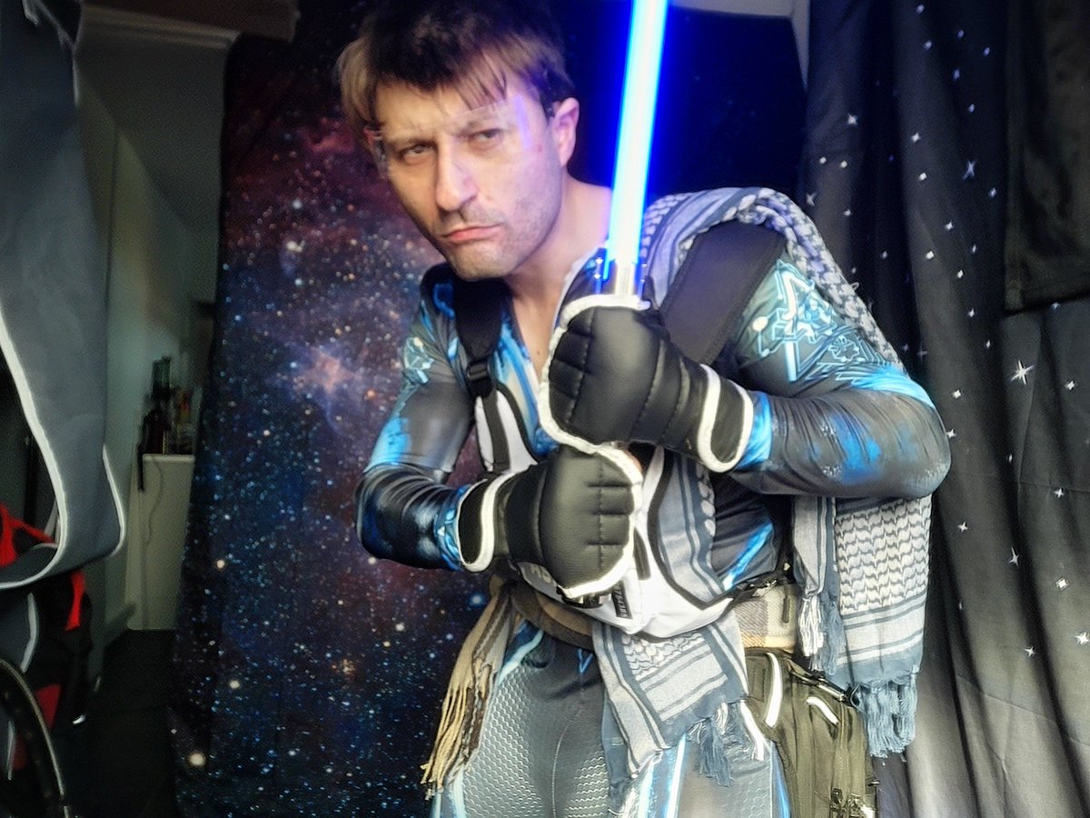 Aeonheart11's tweet photo. Couldnt find a decent set of UEE space suit armour, so I "built" one myself!
I present to you. . . the Constellation Nomad cosplay! (2 space ship manufacturees in their space suit combination lol) https://t.co/bzQeTcgoZc
