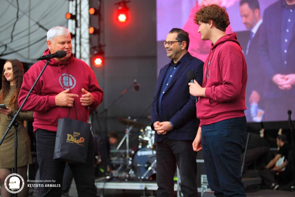 dtikiletisim's tweet photo. Türk iş dünyası temsilcilerinin kültürel diplomasiye katkı sunmak amacıyla kurduğu grup, ilk resmi konserini 28 Haziran 2025 tarihinde Litvanya’nın en prestijli müzik festivallerinden birinde gerçekleştirdi.

DTİK Litvanya Temsilcisi Uğurcan Özver ve Temsilciler Kurulu Üyesi Selim Emre Özkan’ın da yer aldığı “Board Members” müzik grubu, 31. Klaipėda Kale Caz Festivali kapsamında sahne aldı.

Litvanya–Türkiye Dostluk Grubu Başkanı Vytautas Grubliauskas’ın sahnede trompet performansıyla eşlik ettiği etkinlikte, @TC_VilniusBE Büyükelçisi Sayın Görkem Barış Tantekin de alanda yer alarak desteğini sundu.

#DiasporaDiplomasisi 🇹🇷
