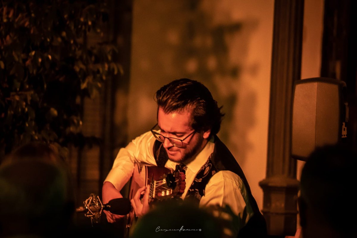 El arahalense David de Arahal tocara está noche en la XXV edición del ciclo musical “Noches en los Jardines del Real Alcázar de Sevilla”. Presentará su espectáculo 'Avenida de los Cisnes'. Lo acompañará Ángel Vera.
El concierto comenzará a las 22 horas.
📷 Cienxcienflamenco