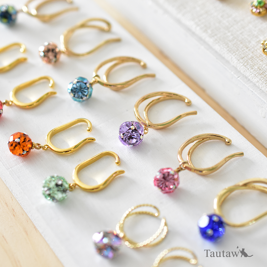 デザフェスまでGOGOGO🛫
明日は移動日なので、なんとなくソワソワしています。

お写真は、性別問わず人気のイヤーカフ✨
実際に着けてみるとしっかり存在感があって、キラリと輝きます💫

ぜひぜひ見に来てくださいね💎

📍東京ビッグサイト 南館4F【R-291】📍

#デザフェス　#デザフェス61