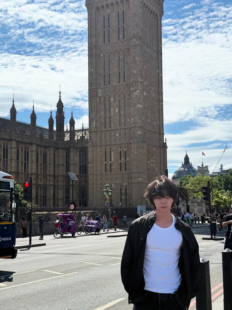 jsuhsource's tweet image. 250703 - johnny instagram update (3/4)

"the day before i ran around london"

#JOHNNY #쟈니
