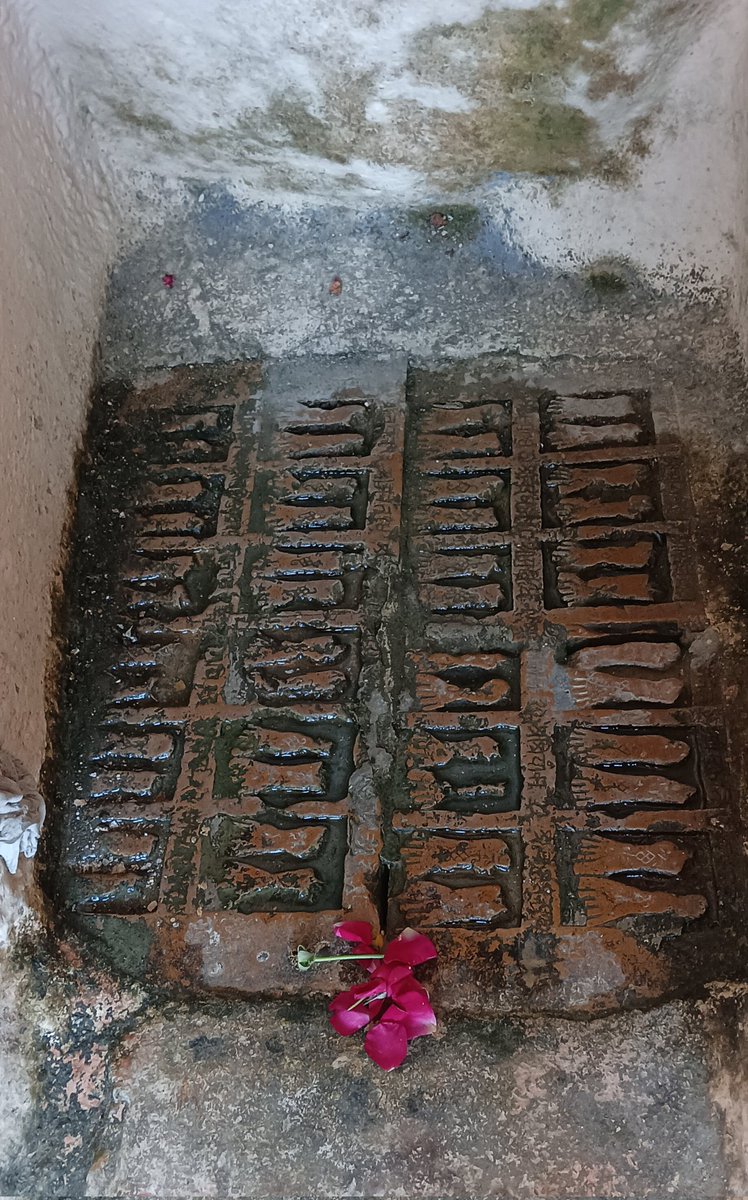 Jain_Itihaas's tweet photo. गिरनार पर्वत पे गौमुख गंगा करके हिन्दू मंदिर बनाया गया जहां आज भी 24 जैन तीर्थंकरों के नाम सहित चरण बने हुए हे , लेकिन वो लोग इसको भी नकार देते हे , कुछ भी कुतर्क देने लगते हे 

#Jainism #JainRightToGirnar5thPeak https://t.co/YuDrYCh9f3