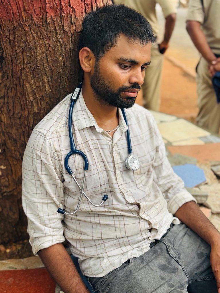 Look at this how doctors are treated in India and every 2nd day we faces such incident.💔