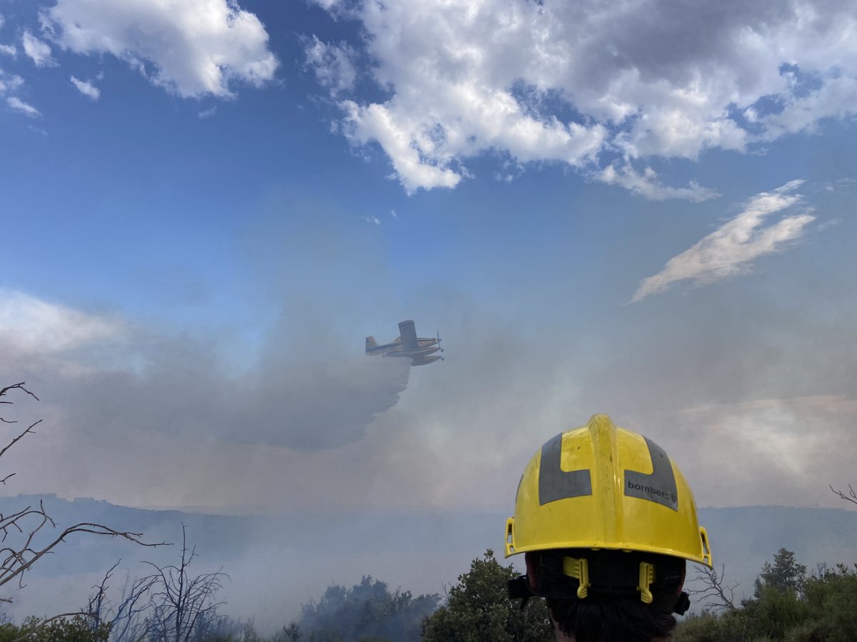 BombersVica's tweet photo. 🚒Ahir una dotació del nostre parc (4👨‍🚒) va ser activada per actuar al #IVTorrefeta, treballant a varies represes del flanc esquerra, a prop del municipi de Coscó. 
🔥Segons dades provisionals ha cremat 5.577ha.

Demanem a tothom responsabilitat i extremar les precaucions. https://t.co/o0IoohurU9