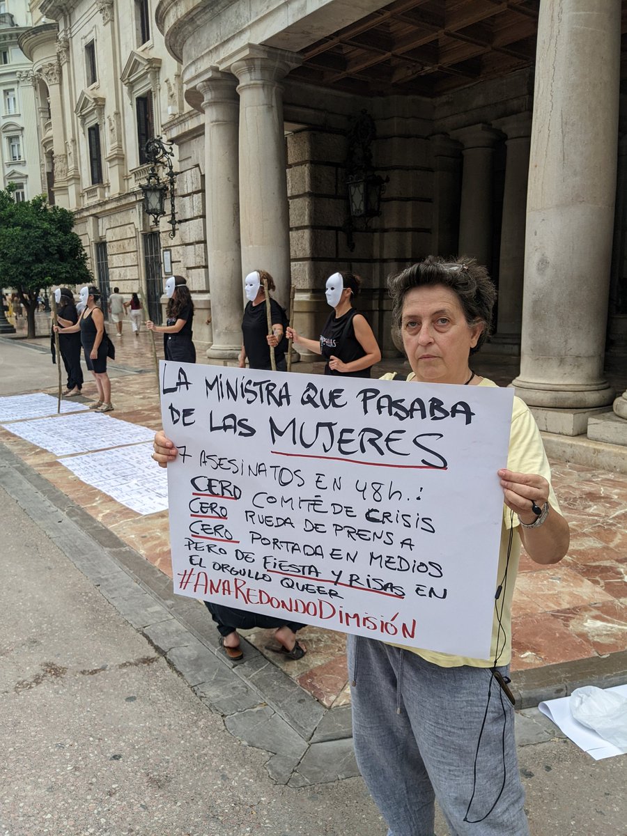 "La ministra que PASABA de las MUJERES.
7 asesinatos en 48h:
CERO Comité de Crisis
CERO rueda de prensa
CERO portada en medios
Pero de FIESTA y RISAS en el orgullo gay.
#AnaRedondoDimisión"
